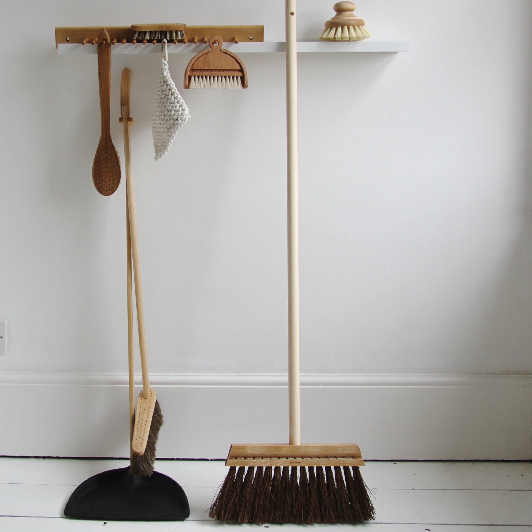 Tall dustpan and brush set black - Tea and Kate