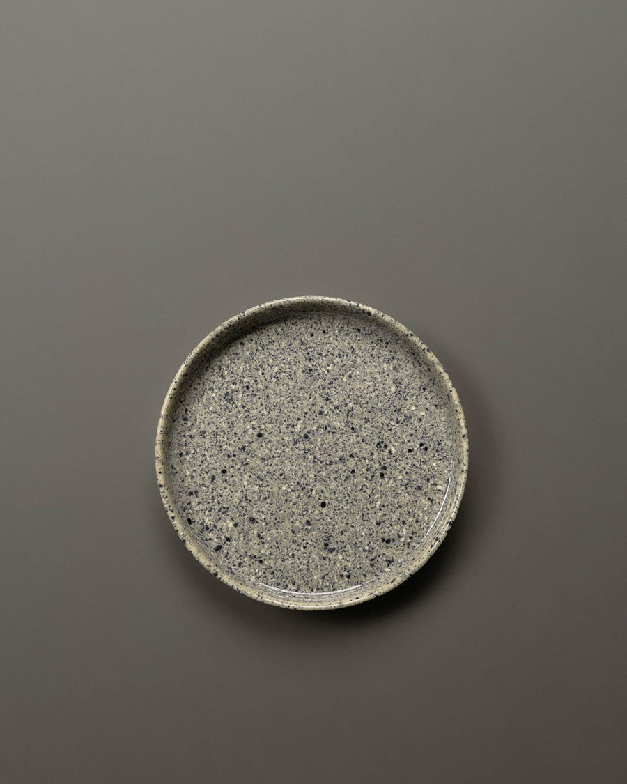 Brun Farin Plate BY Studio Oyama 